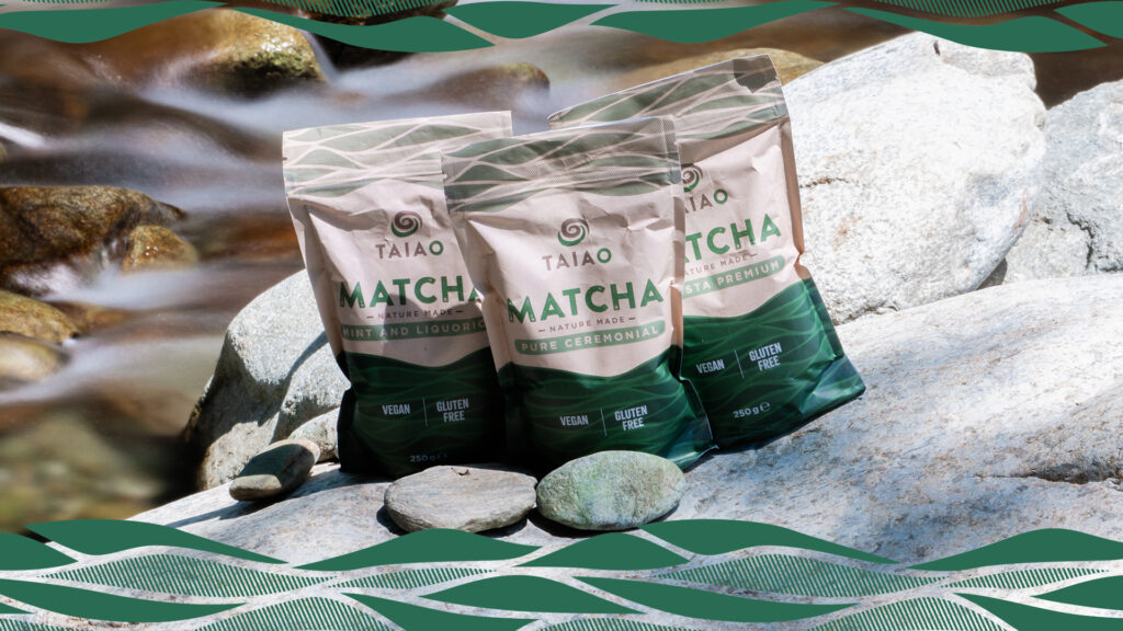Prodotti TAIAO MAtcha sulle rocce in un corso d'acqua